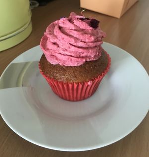 Vegan vanilla  and raspberry cupcake  at Crazy CupCake Cafe in Luzern