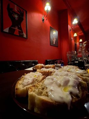 Bruschetta con crema di carciofi e stracciatella di mandorle.   at Ancora 85 in Marzamemi