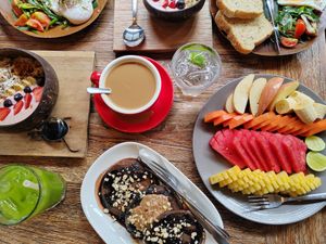 Vegan chocolate and peanut pancake + fruit platter at Kayu Cafe in 