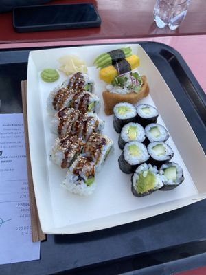 Greenhouse Combo (avocado and mango nigiri, tofu inari, avocado and Cucumber maki, Earth control 8 peice   at Sushi Market in Koebenhavn