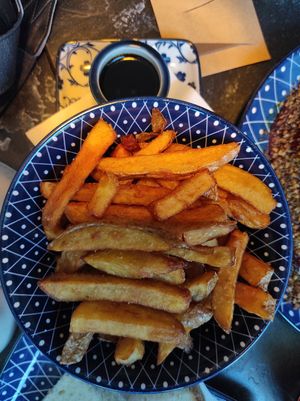 Pommes mit Rotweinreduktion (Spezialanfertigung) at Kaffeehaus Wittekind in Sachsen-anhalt