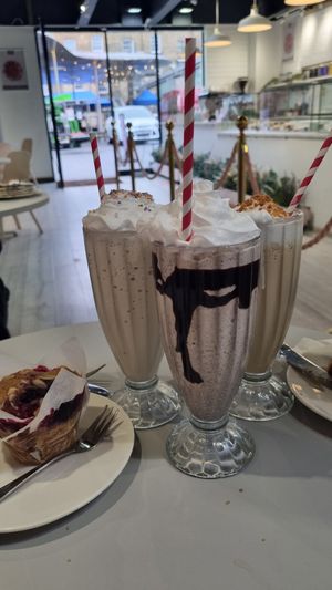 Vanilla, Oreo and biscoff milkshake für £5,95 each. at Ruby's of London in South East London