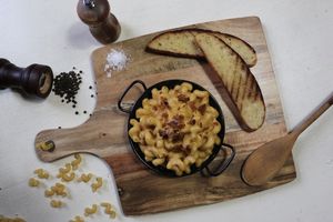 Mac & Cheese with Garlic Bread, Salad & Tofu Bacon Bits at Vegilicious in St Kilda