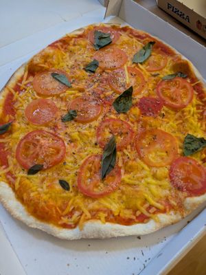 Vegane Steinofenpizza Tomate-Basilikum at Cafe von and zu in Bonn