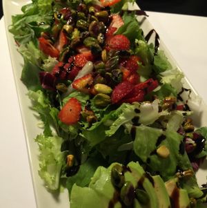 vegan pistachio strawberry and avocado salad at Restaurante Oslo in Valencia