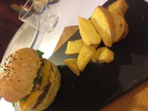 Hamburguesa at Restaurante Oslo in Valencia