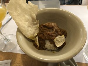 Curry garam masala con arroz aromatizado y ternera vegetal desmechada   at Restaurante Oslo in Valencia