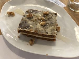 Tarta integral de zanahoria con crema de coco  at Restaurante Oslo in Valencia