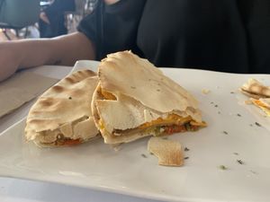 Quesadillas con pan libanés (opción vegana)  at Restaurante Oslo in Valencia