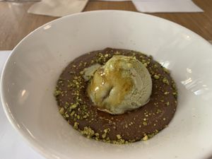 Mousse de tarta de castaña y cacao con helado de pistacho  at Restaurante Oslo in Valencia