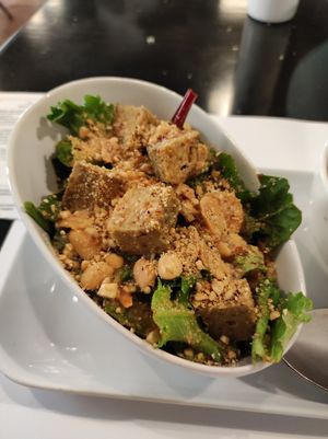 Orange, seitan and peanuts on a base of salad with vinaigrette of orange at Restaurante Oslo in Valencia