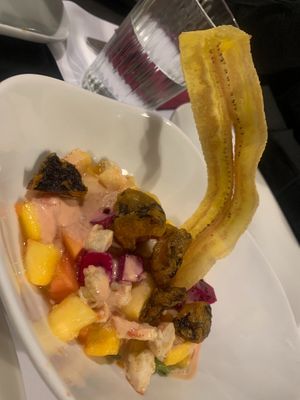 Gambas vegetales, aguacate y frutas con salsa rosa at Restaurante Oslo in Valencia