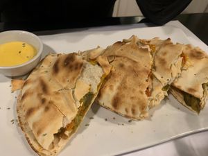 Quesadilla rellena de seitán, verduras y queso cheddar + mayonesa de chipotle at Restaurante Oslo in Valencia