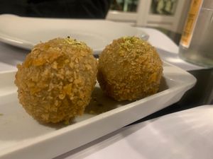 Croquetas de boletus, avellanas, y pimentón at Restaurante Oslo in Valencia