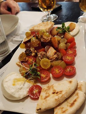 Ensalada de burrata  at Restaurante Oslo in Valencia