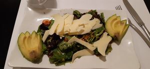 Ensalada de pistacho, aguacate y fresa sobre base de mézclum, virutas de queso ahumado y germinados at Restaurante Oslo in Valencia