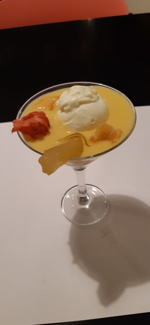 Crema inglesa al toque de maracuyá con manzana en texturas, helado de maracuyá y flor de hibiscos at Restaurante Oslo in Valencia