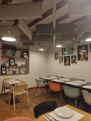 Cute cat decorations at Restaurante Oslo in Valencia