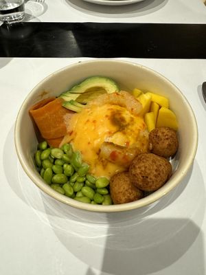 Sushi poke: Sushi rice with avocado, mango, edamame sautéed with sesame oil, umami carrot, vegetable prawns with soft chilli sauce and Ponzu sauce at Restaurante Oslo in Valencia