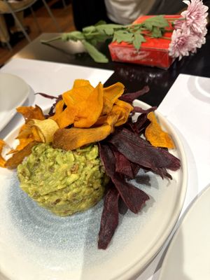 Guacamole with fried vegetable chips at Restaurante Oslo in Valencia