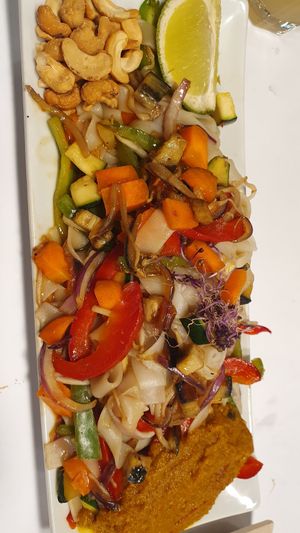 Fideos sin gluten con verduras y curry at Restaurante Oslo in Valencia