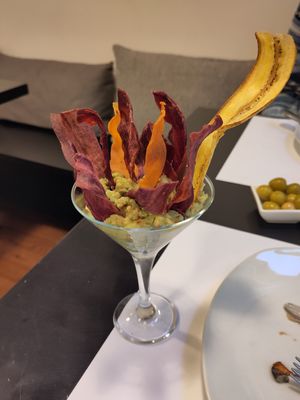 Guacamole with veggie crisps at Restaurante Oslo in Valencia