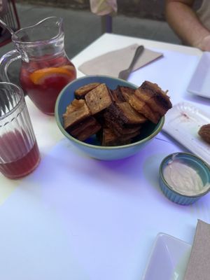 Puff pastry bites with garlic sauce   at Restaurante Oslo in Valencia