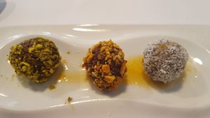Bombones de plátano, cacao, almendra y orejones. Vegano y sin gluten at Restaurante Oslo in Valencia