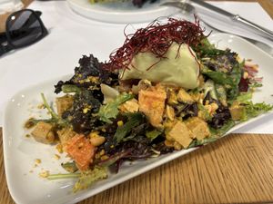 Salad with pistachio ice cream   at Restaurante Oslo in Valencia