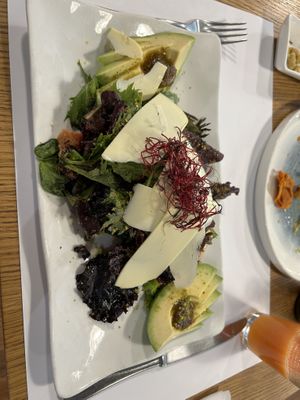 Avocado vegan cheese salad with Japanese dressing   at Restaurante Oslo in Valencia