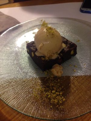 Brownie con helado (buenísimo) at Restaurante Oslo in Valencia
