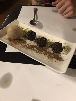 Pudding! Truffles with delicious vegan ice cream at Restaurante Oslo in Valencia