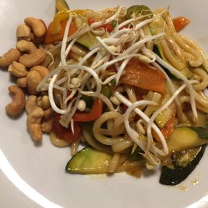 Vegan Pad Thai at Restaurante Oslo in Valencia