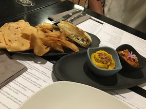 Hummus con 3 tipos de pan. at Restaurante Oslo in Valencia