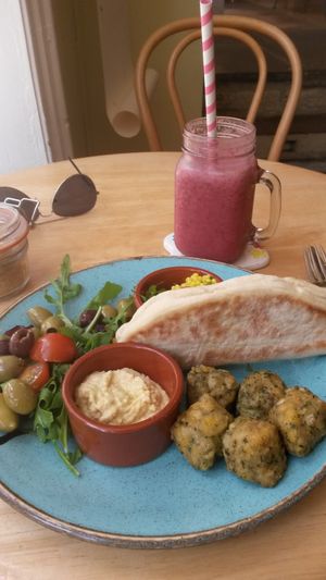 Smoothie and falafel with flatbread before they were both devoured at Cobbles and Clay - The Art Cafe in Haworth