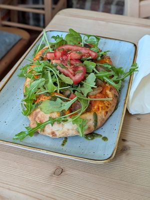 Der vegane Kutscherfladen mit Paprika-Hummus, Rucola und Gemüse. at KutscherHus in Waldeck