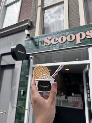 IJsje met spikkels in een bakje  at Scoops in The Hague