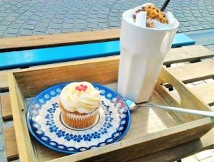 cupcake and latte at VegaVerso in Leuven