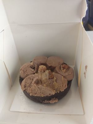Pâtisserie cacahuetes (qui a été un peu beaucoup secouée pour aller prendre le train) at Perle en Sucre in Montpellier