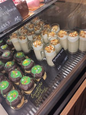 Non-vegan cake and dessert options at Čarokavárna in Brno