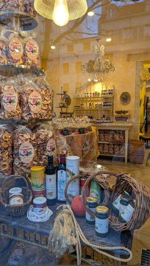 Chips de pommes, pesto, biscuits et pains au levain at Les Produits De La Vie in Vincennes