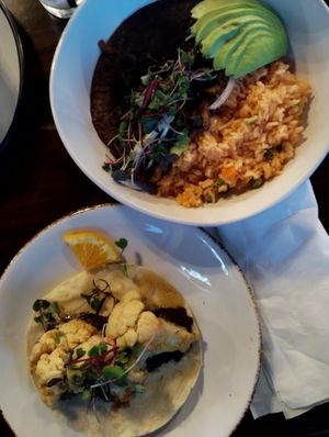 Taco de Coliflor and Bowl de Champiñones at Suculenta Cantina in Pflugerville