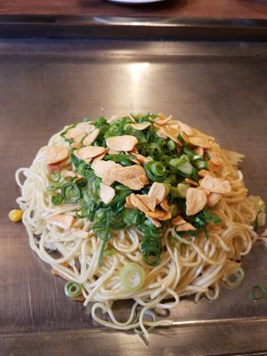 Soba, cabbage, green onions, corn, crispy garlic chips at Nagataya in Hiroshima