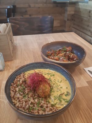 Champi loo bowl & BBQ cauliflower bites at Tabi Loo Ixelles in Brussels