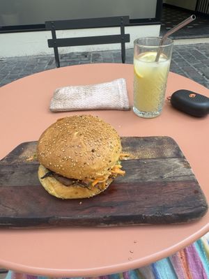 Sloppy Joe & Ginger Lemonadee  at Tabi Loo Ixelles in Brussels
