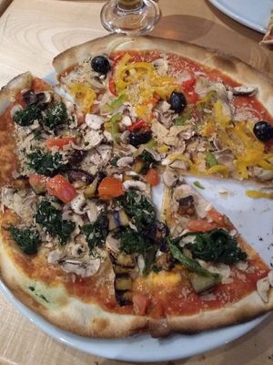 Pizza tricolore & pizza vegetarienne at La Piazza in Durbuy