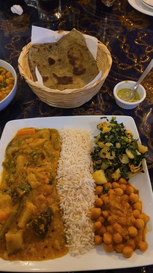 Sabang, Dhal, Naan and Poori 😊 at Sabor de la India in Quetzaltenango