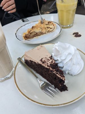 Front: Nougat cake with cream | back: apple cake at Black Veg in Bonn