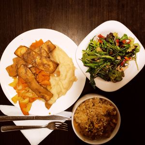 Minden friss, isteni finom, gusztusos és harmonikusan ízesített. 😋 Krumplipűré + párolt zöldség + pácolt tofu, sali, kis adag indiai egytálétel kölessel = 3780,- at Vega City in Budapest