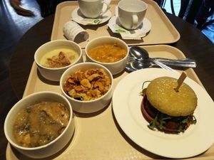 4 times half a portion + a Hungarian burger + 2 teas at Vega City in Budapest